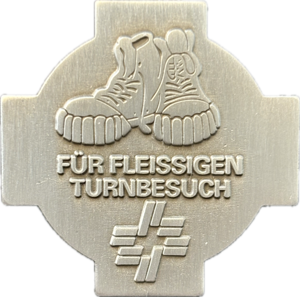 Pin für fleissigen Turnbesuch mit STV-Logo und Turnschuhen